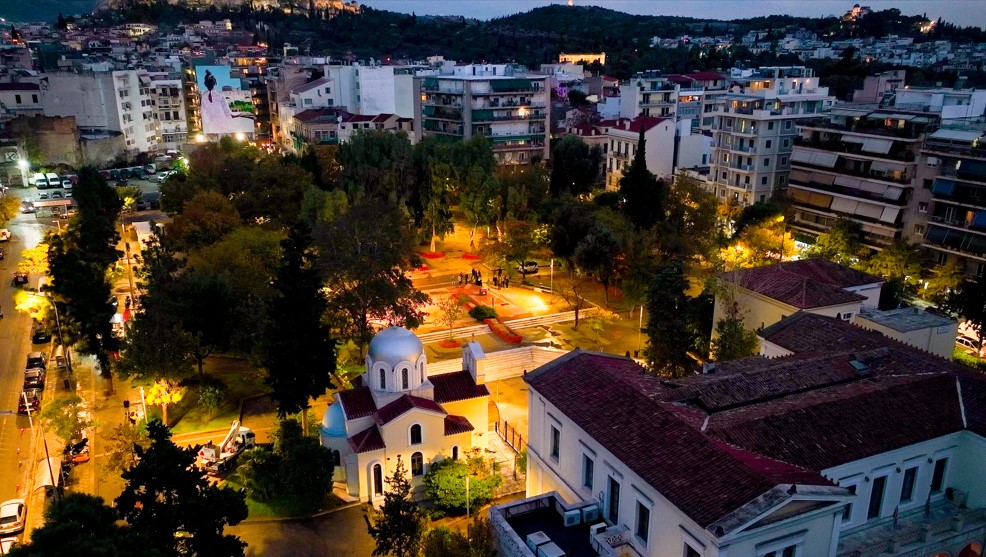 Κάτοψη της φωτισμένης πλατείας Κουμουνδούρου