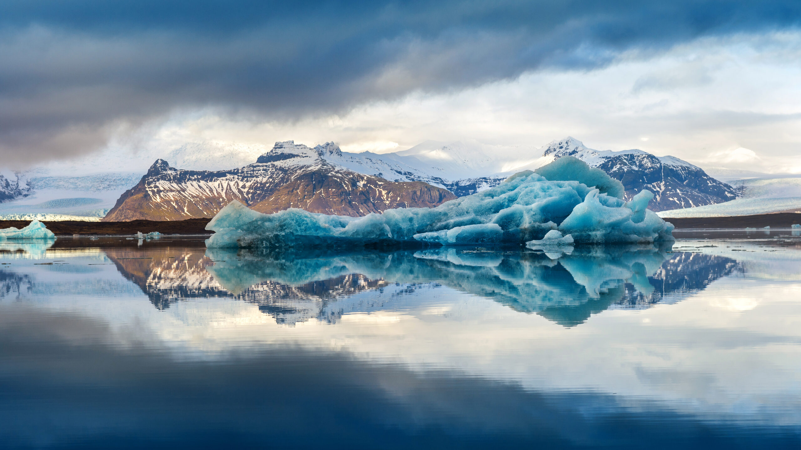 Ice bergs in Jokulsarlon glacial lake, Iceland